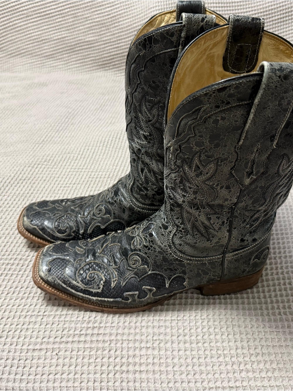 Corral boots 12D Black Leather with Snake inlay